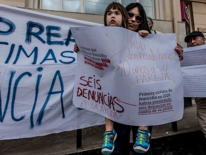 Una mujer y un infante durante una protesta en Santiago de Chile por un feminicidio en la Región de Los Lagos en 2019.
