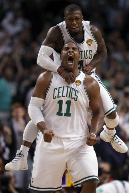 Nate Robinson celebra la victoria saltando sobre Glen Davis.