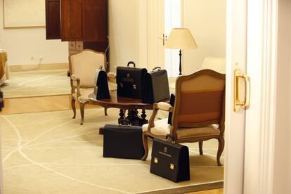 Las carteras de varios ministros en una sala del Palacio de la Moncloa durante la primera reunión del Consejo de Ministros del nuevo Gabinete de Pedro Sánchez.