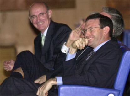 El <b></b><i>lehendakari,</i> Juan José Ibarretxe, junto a Pedro Luis Uriarte, ex consejero delegado del BBVA, ayer en Bilbao.