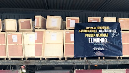 Cajas de material sanitario en el avión fletado por Telefónica desde China.