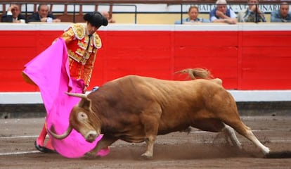 Perera, en su primer toro, en el coso bilbaíno.