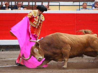 Perera, en su primer toro, en el coso bilbaíno.