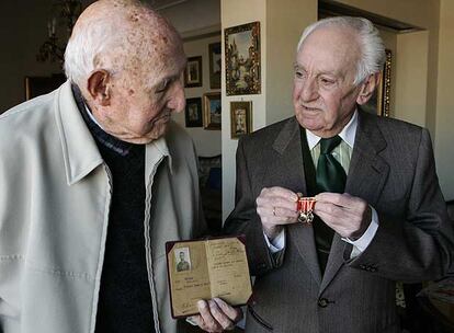 José Luis Rodríguez Viñals exhibe en su domicilio sus medallas y Bibiano Morcillo, su carnet de teniente republicano.