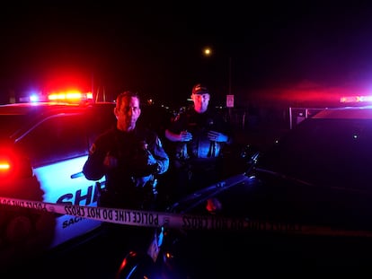 Policías de Sacramento acordonan la zona donde un hombre mató a sus hijos y otra persona, este lunes.