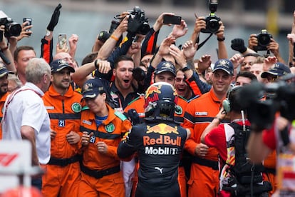 Daniel Ricciardo celebra la victoria del GP de Mónaco junto a sus compañeros de equipo, el 27 de mayo de 2018.