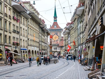 Ambiente en Kramgasse, con la Torre del Reloj al fondo, en el centro de la ciudad suiza de Berna.