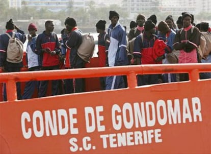 Una patera con 82 subsaharianos ha sido remolcada esta mañana al puerto de los Cristianos