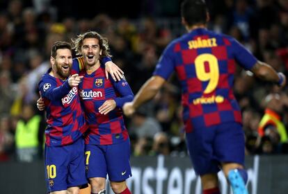 Messi celebra con Griezmann y Suárez el segundo gol del Barcelona.