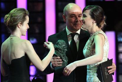 Antonio Resines y Silvia Abascal hacen entrega el Goya a la Mejor Actriz Revelación a Natalia Molina por la película 'Vivir es fácil con los ojos cerrados'.