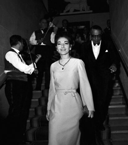 Maria Callas en una premiere junto a Aristóteles Onassis el 20 de diciembre de 1966.