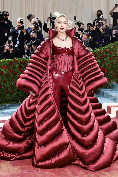 La supermodelo Gigi Hadid volvió a confiar en Versace. La firma diseñó para ella este conjunto de pantalón y cuerpo de látex, corsé y un teatral abrigo acolchado.