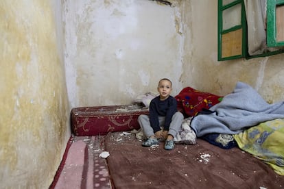 El pequeño Mohamed, en el interior de la casa. 