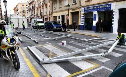 Montaje de una carpa en la calle del Turia de Valencia, por la que no transcurrirá el tráfico en 12 días.