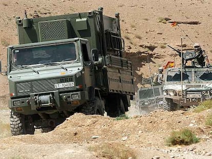 Un convoy militar español al sur de Herat (Afganistán), en 2005. En esa zona se produjo ayer el atentado suicida que causó dos muertos y cuatro heridos.