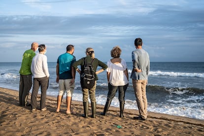 El horario apretado y un temprano atardecer (a las 18:45), dificultan el ocio para los integrantes de la misión. Una tarde que terminan pronto, el equipo visita la playa situada en la trasera del hospital acompañado por Marlon Fernández, costarricense y pediatra del centro. De izquierda a derecha; José Luis, José, Marlon, Ana, Mª José y José Miguel.