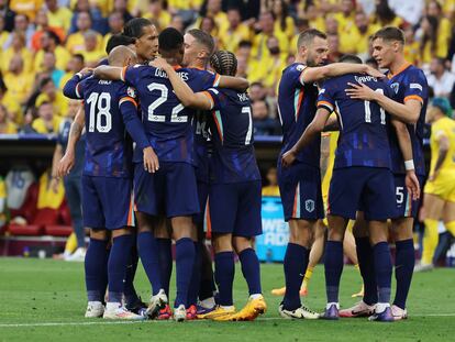 Los jugadores de Países Bajos celebran el triunfo sobre Rumania en la Eurocopa.
