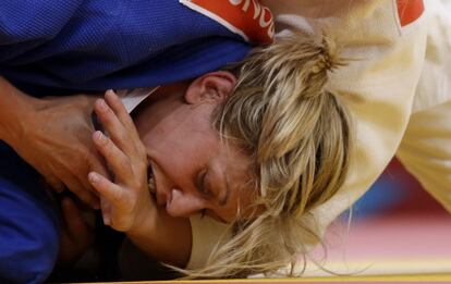 La alemana Gemma Gibbons (azul) muerde en la mano a la estadounidense Kayla Harrison durante la competición femenina de yudo por la medalla de oro, modalidad -78kg.