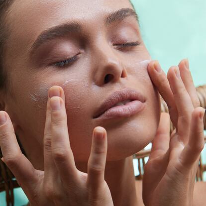 Artículo de EL PAÍS Escaparate sobre protectores solares faciales antibrillos.