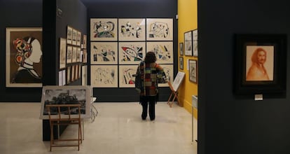 Un aspecto de Gabinete Art Fair, en la Academia de San Fernando de Madrid. A la derecha, obra gráfica de Miró.
