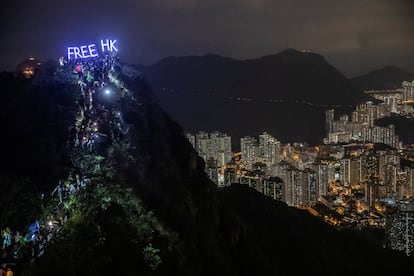 Cientos de manifestantes antigubernamentales tras subir a la cima de Lion Rock, mientras sostienen un cartel luminoso donde se puede leer 'Hong Kong libre', el 13 de septiembre de 2019.
