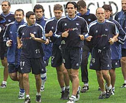 Los jugadores del Alavés corretean sobre el césped del Westfalenstadion.