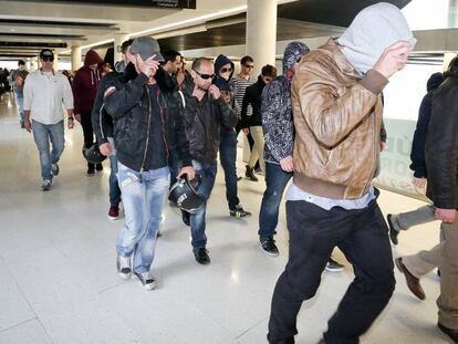 Agentes de los Mossos tras la declaración de uno de ellos por el 'caso Raval'.
