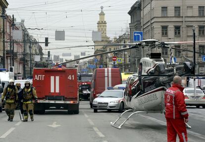 Personal de los servicios de emergencias permanecen en la entrada de la estación de metro Technological Instituteen de San Petersburgo.