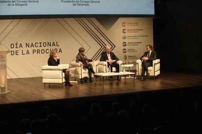 María Emilia Adán, presidenta-decana del Colegio de Registradores de España; Victoria Ortega, presidenta del Consejo General de la Abogacía, Juan Carlos Estevez, presidente del Consejo General de los Procuradores y José Ángel Martínez Sanchíz, presidente del Consejo General del Notariado, ayer durante el debate para exigir un Pacto de Estado por la Justicia. 