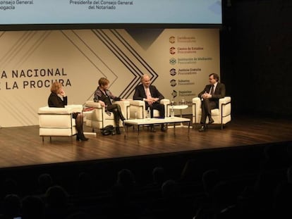 María Emilia Adán, presidenta-decana del Colegio de Registradores de España; Victoria Ortega, presidenta del Consejo General de la Abogacía, Juan Carlos Estevez, presidente del Consejo General de los Procuradores y José Ángel Martínez Sanchíz, presidente del Consejo General del Notariado, ayer durante el debate para exigir un Pacto de Estado por la Justicia.