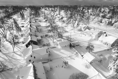 Vista aérea de la nieve cubre un vecindario, el domingo 25 de diciembre de 2022, en Cheektowaga, Nueva York.
