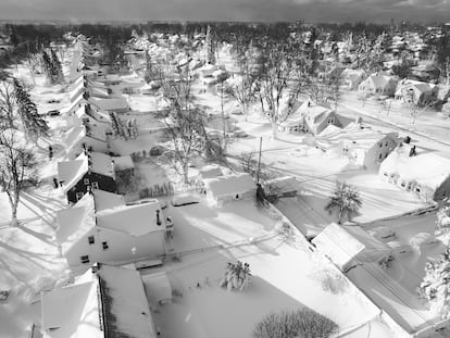 Vista aérea de la nieve cubre un vecindario, el domingo 25 de diciembre de 2022, en Cheektowaga, Nueva York.