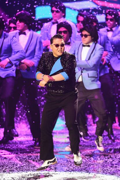 PSY, la gran sensación de Youtube, interpretando Gangnam Style.