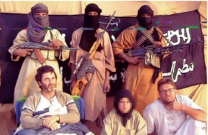 Los tres rehenes catalanes apresados por Al Qaeda fotografiados en el norte de Mal&iacute; en diciembre de 2009.