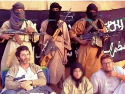 Los tres rehenes catalanes apresados por Al Qaeda fotografiados en el norte de Malí en diciembre de 2009.