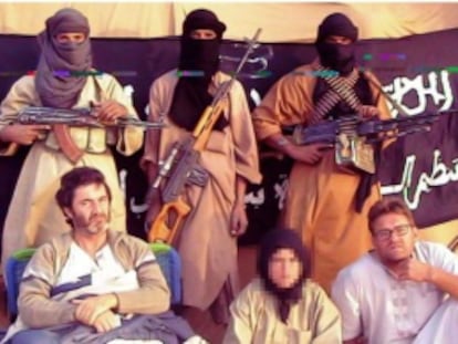 Los tres rehenes catalanes apresados por Al Qaeda fotografiados en el norte de Mal&iacute; en diciembre de 2009.