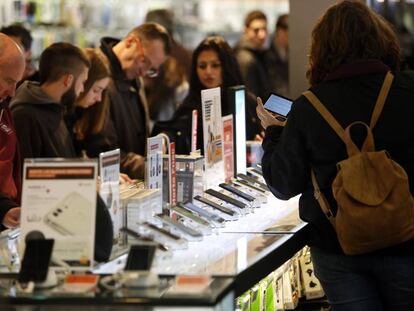 Gente comprando utensilios tecnológicos en la FNAC.