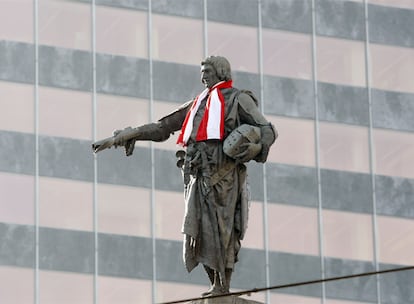 La estatua de Don Diego López de Haro, el fundador de Bilbao, lucía ayer  una bufanda rojiblanca.