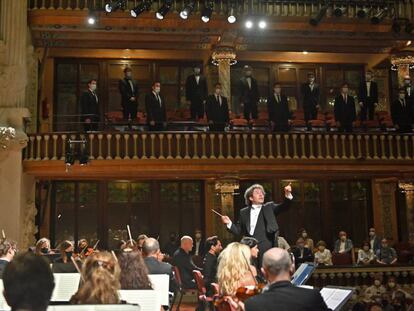 Gustavo Dudamel dirigeix la Orquestra Simfònica de Galícia al Palau de la Música de Barcelona.