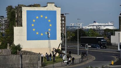 Mural sobre o 'Brexit' pintado por Banksy em Dover.