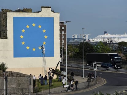 Mural sobre o 'Brexit' pintado por Banksy em Dover.