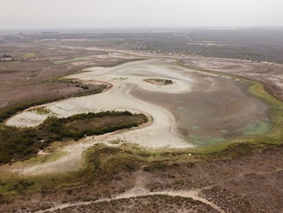 Vista aérea de la laguna de Santa Olalla, este miércoles, captada por la Estación Biológica de Doñana, dependiente del CSIC.