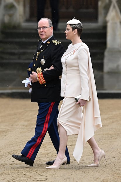 La princesa Charlene de Mónaco se decantó por el blanco, de los pies a la cabeza. Desde el minúsculo tocado que recordaba a una kipah, pasando por la chaqueta con capa incorporada, que le daba un toque de ligereza, hasta las medias y los zapatos. Lució, además, nuevo corte de pelo, más andrógino de lo habitual.