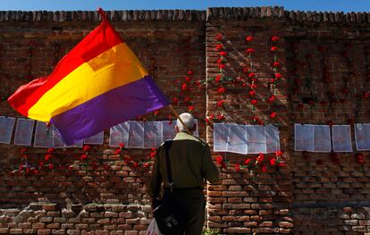 A finales del siglo XIX, el republicanismo consolidó la idea de que la bicolor no representaba a la nación sino a la monarquía. Ya en el XX se añadió el morado a la enseña como símbolo de una España nueva. En la imagen, un hombre con la bandera republicana en Madrid en 2010 en un homenaje a los fusilados por el franquismo en el cementerio de la Almudena.