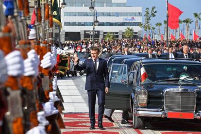 Emmanuel Macron llega a la estación de trenes de Tánger, con motivo de su visita oficial a Marruecos. El rey Mohamed VI y el presidente francés inauguran el primer tren de alta velocidad del norte de África, que unirá Tánger y Casablanca, aunque por el momento no estará en servicio.