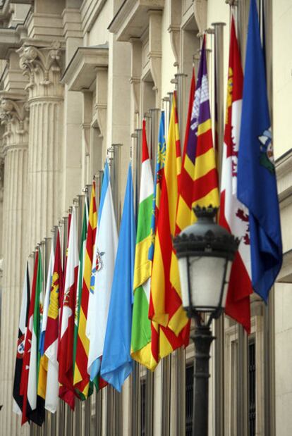 Las banderas de todas las comunidades autónomas presiden la entrada principal del Senado.