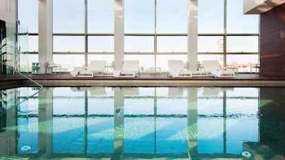 Piscina climatizada del hotel Reina Petronila, en Zaragoza.