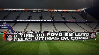 Corinthians exibe faixa de luto em clássico contra o Palmeiras.