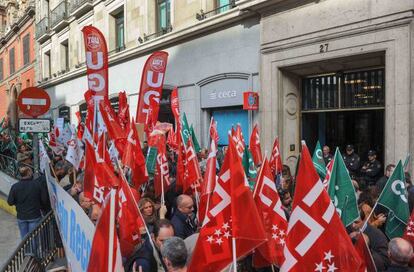 Protesta sindical ante la sede de la Cecabank en Madrid el pasado mes de octubre. 