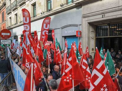 Protesta sindical ante la sede de la Cecabank en Madrid el pasado mes de octubre. 